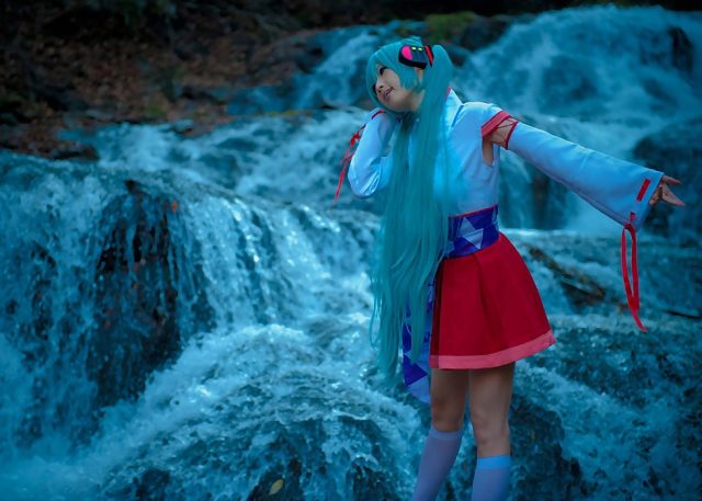 コスプレイヤー アゲハ ミニスカの巫女服にハイソックスがエロい 初音ミクの巫女コスプレ画像