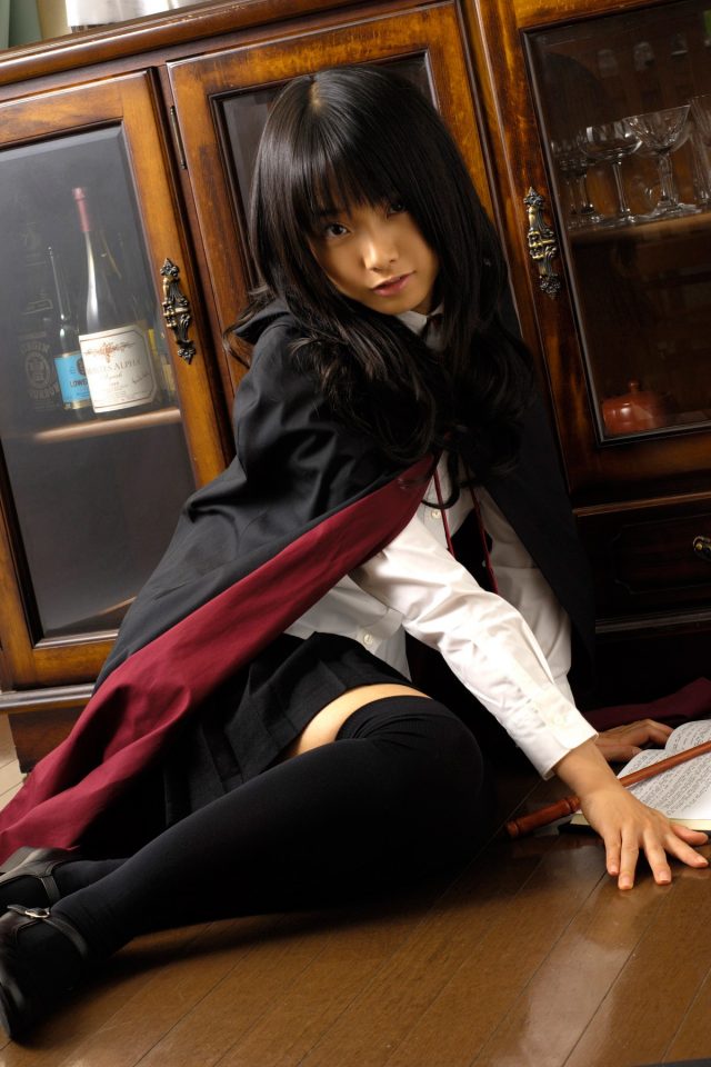 コスプレイヤー 松永亜矢香 絶対領域から見える太ももがエロい 『ゼロの使い魔』 ルイズのコスプレ画像