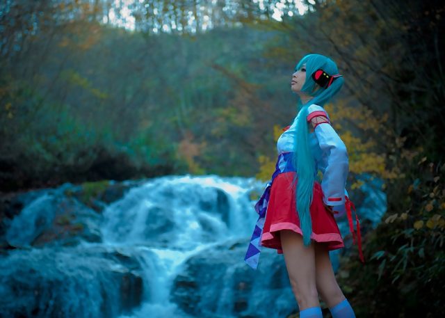 コスプレイヤー アゲハ ミニスカの巫女服にハイソックスがエロい 初音ミクの巫女コスプレ画像