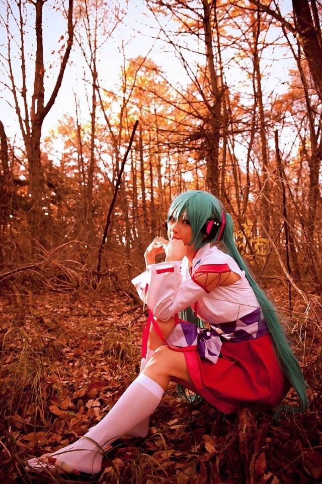 コスプレイヤー アゲハ ミニスカの巫女服にハイソックスがエロい 初音ミクの巫女コスプレ画像