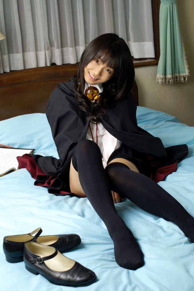 コスプレイヤー 松永亜矢香 絶対領域から見える太ももがエロい 『ゼロの使い魔』 ルイズのコスプレ画像