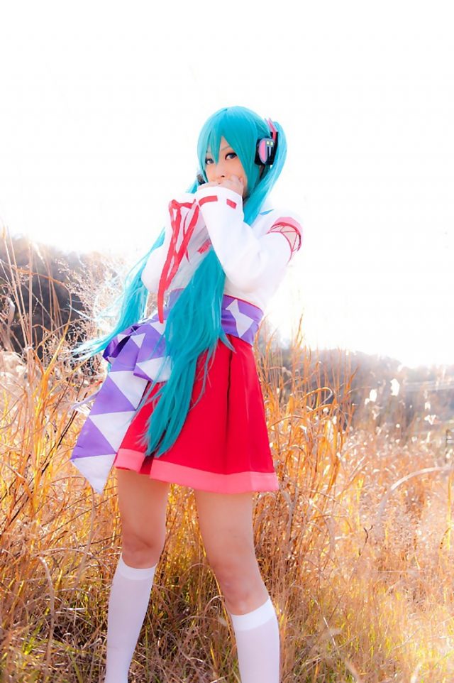 コスプレイヤー アゲハ ミニスカの巫女服にハイソックスがエロい 初音ミクの巫女コスプレ画像