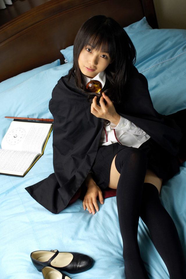 コスプレイヤー 松永亜矢香 絶対領域から見える太ももがエロい 『ゼロの使い魔』 ルイズのコスプレ画像