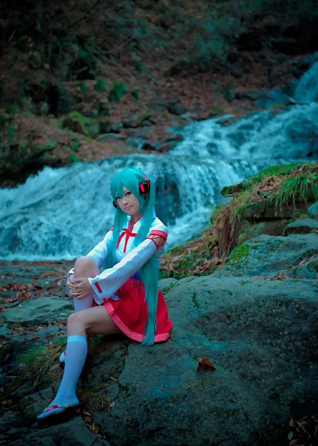 コスプレイヤー アゲハ ミニスカの巫女服にハイソックスがエロい 初音ミクの巫女コスプレ画像