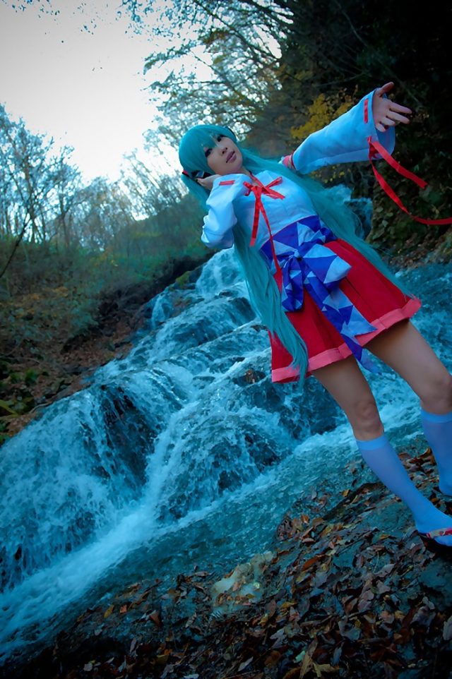 コスプレイヤー アゲハ ミニスカの巫女服にハイソックスがエロい 初音ミクの巫女コスプレ画像