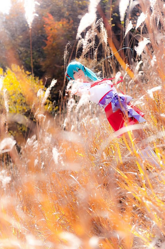 コスプレイヤー アゲハ ミニスカの巫女服にハイソックスがエロい 初音ミクの巫女コスプレ画像