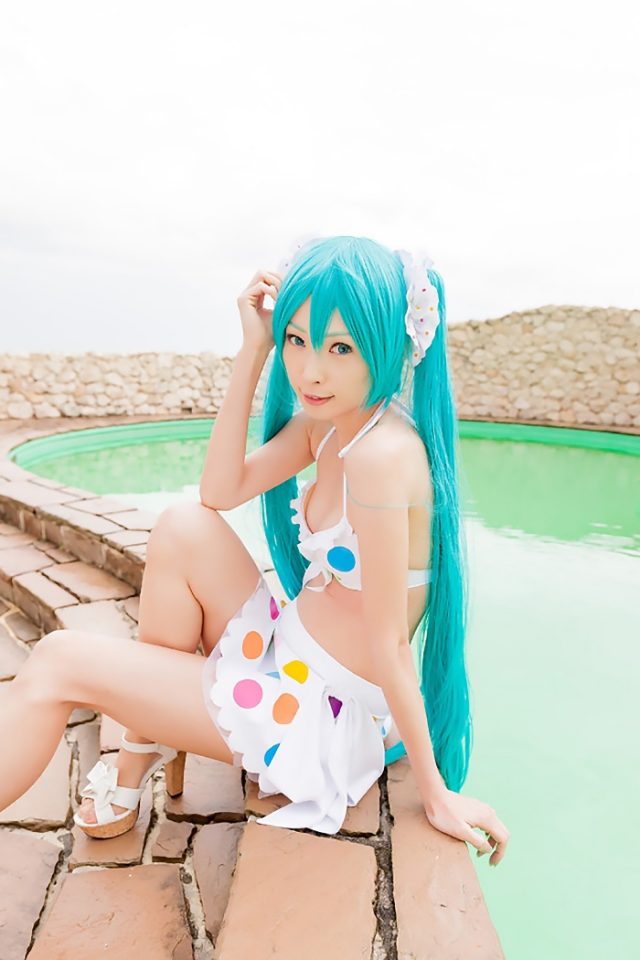コスプレイヤー アゲハ カラフルな水玉のビキニ水着がエロい 『初音ミク』 ビキニ水着のコスプレ画像