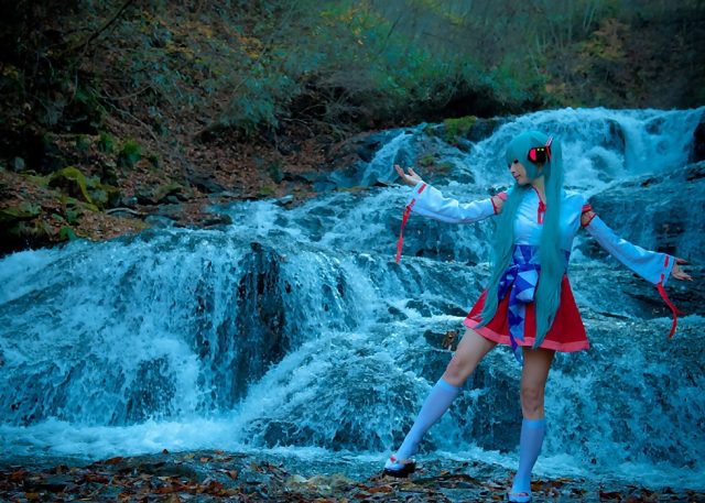 コスプレイヤー アゲハ ミニスカの巫女服にハイソックスがエロい 初音ミクの巫女コスプレ画像