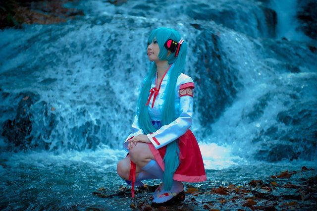 コスプレイヤー アゲハ ミニスカの巫女服にハイソックスがエロい 初音ミクの巫女コスプレ画像