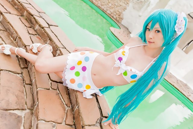 コスプレイヤー アゲハ カラフルな水玉のビキニ水着がエロい 『初音ミク』 ビキニ水着のコスプレ画像
