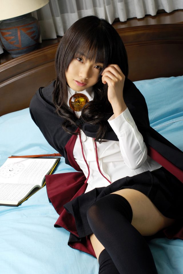 コスプレイヤー 松永亜矢香 絶対領域から見える太ももがエロい 『ゼロの使い魔』 ルイズのコスプレ画像