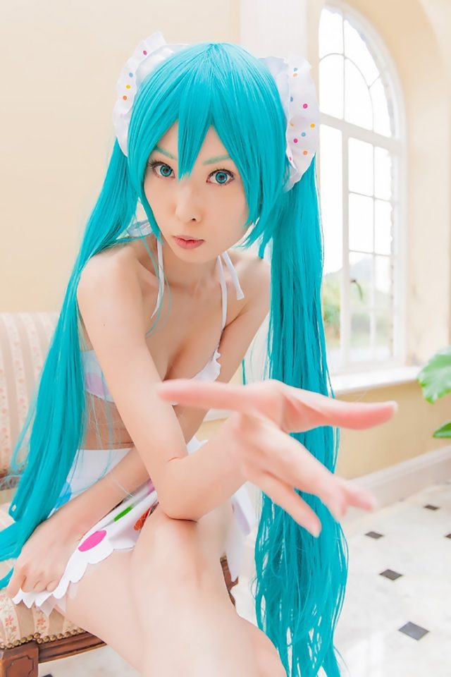 コスプレイヤー アゲハ カラフルな水玉のビキニ水着がエロい 『初音ミク』 ビキニ水着のコスプレ画像