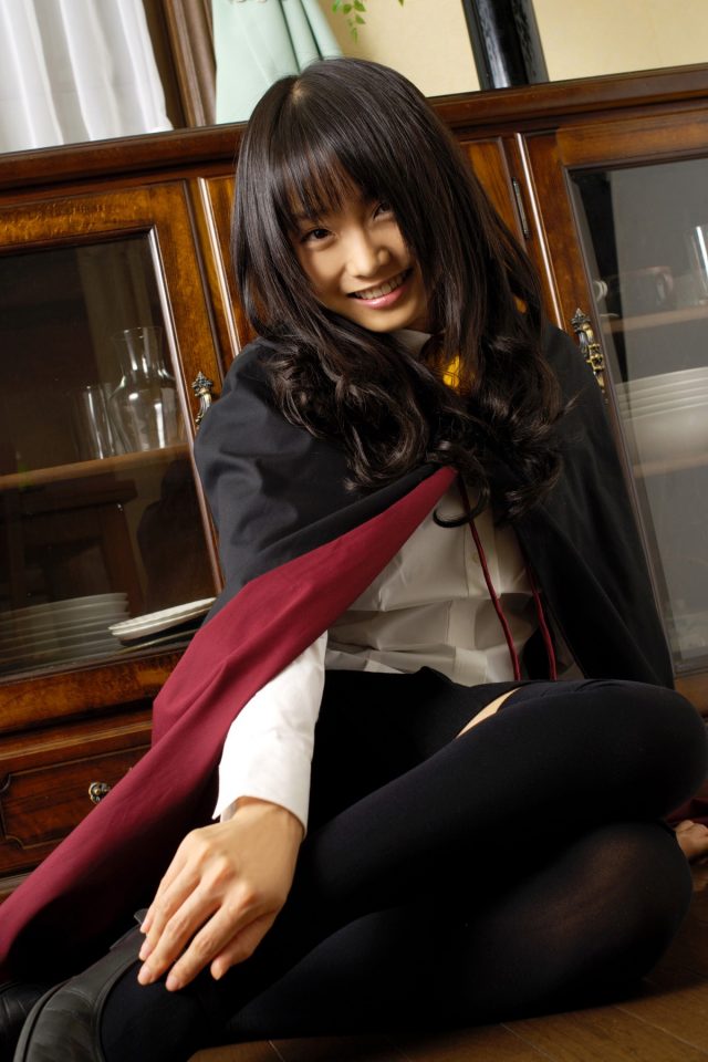 コスプレイヤー 松永亜矢香 絶対領域から見える太ももがエロい 『ゼロの使い魔』 ルイズのコスプレ画像