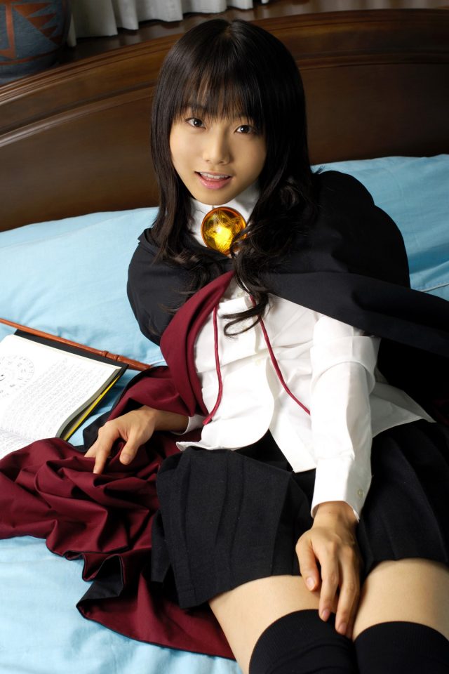 コスプレイヤー 松永亜矢香 絶対領域から見える太ももがエロい 『ゼロの使い魔』 ルイズのコスプレ画像