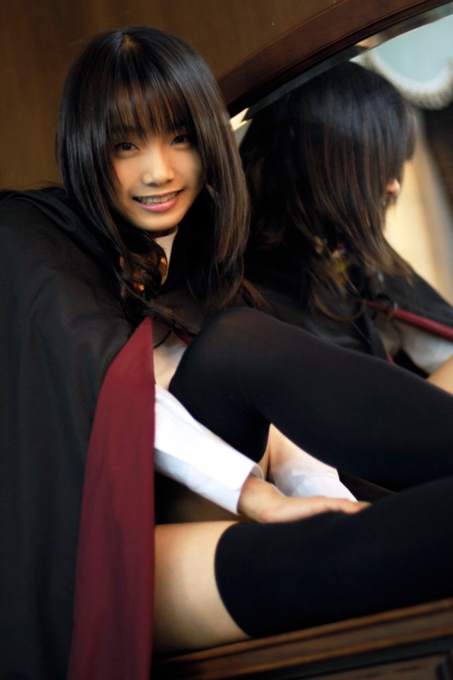 コスプレイヤー 松永亜矢香 絶対領域から見える太ももがエロい 『ゼロの使い魔』 ルイズのコスプレ画像