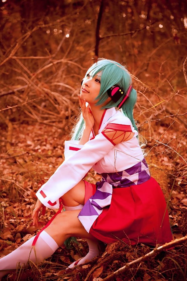 コスプレイヤー アゲハ ミニスカの巫女服にハイソックスがエロい 初音ミクの巫女コスプレ画像