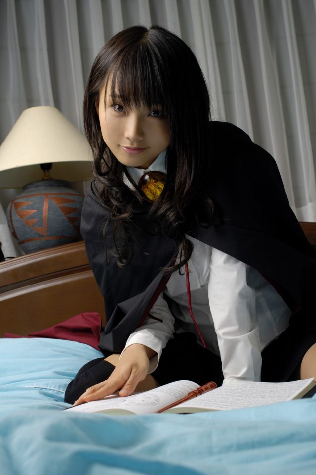 コスプレイヤー 松永亜矢香 絶対領域から見える太ももがエロい 『ゼロの使い魔』 ルイズのコスプレ画像