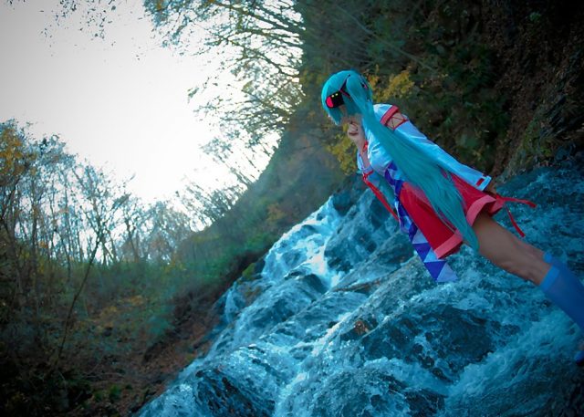 コスプレイヤー アゲハ ミニスカの巫女服にハイソックスがエロい 初音ミクの巫女コスプレ画像