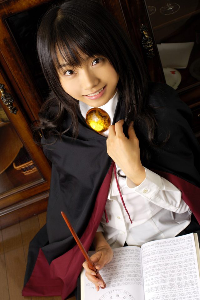 コスプレイヤー 松永亜矢香 絶対領域から見える太ももがエロい 『ゼロの使い魔』 ルイズのコスプレ画像