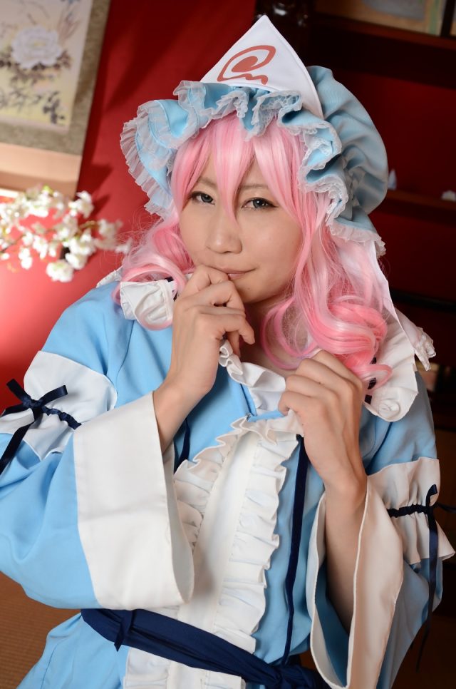 コスプレイヤー 叶兎（かなと） 四つん這いでパイパンの無修正マンコや足コキポーズがエロい 『東方project』 西行寺幽々子（さいぎょうじゆゆこ）のコスプレ画像
