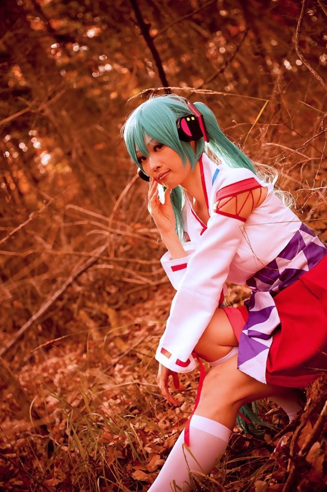 コスプレイヤー アゲハ ミニスカの巫女服にハイソックスがエロい 初音ミクの巫女コスプレ画像