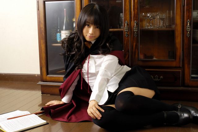 コスプレイヤー 松永亜矢香 絶対領域から見える太ももがエロい 『ゼロの使い魔』 ルイズのコスプレ画像