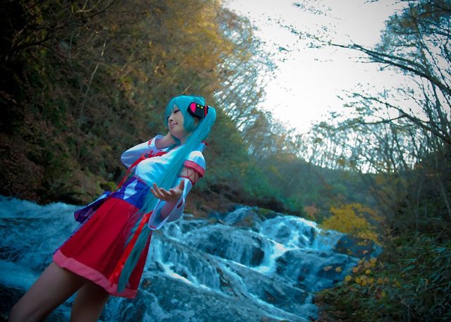 コスプレイヤー アゲハ ミニスカの巫女服にハイソックスがエロい 初音ミクの巫女コスプレ画像