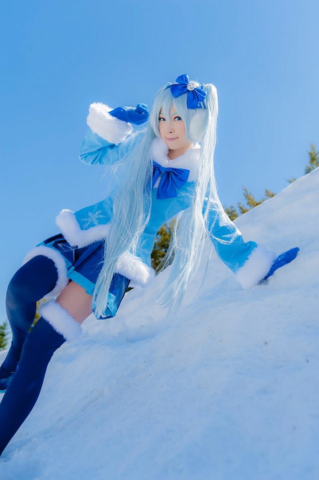 コスプレイヤー アゲハ ミニスカにニーハイ風のロングブーツがエロい 『初音ミク』 雪ミクのコスプレ画像