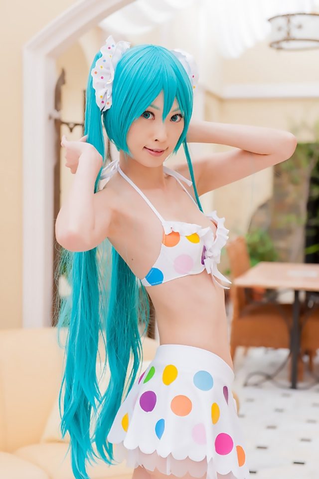 コスプレイヤー アゲハ カラフルな水玉のビキニ水着がエロい 『初音ミク』 ビキニ水着のコスプレ画像