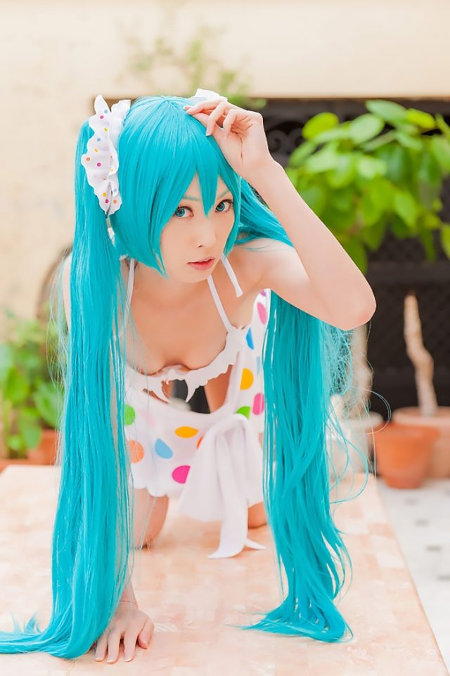 コスプレイヤー アゲハ カラフルな水玉のビキニ水着がエロい 『初音ミク』 ビキニ水着のコスプレ画像