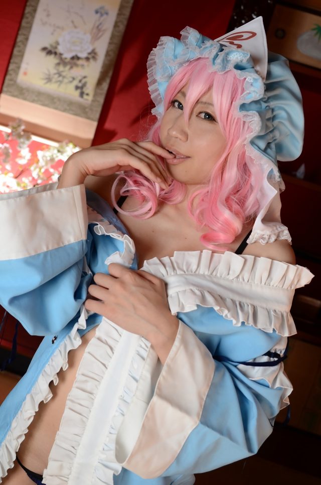 コスプレイヤー 叶兎（かなと） 四つん這いでパイパンの無修正マンコや足コキポーズがエロい 『東方project』 西行寺幽々子（さいぎょうじゆゆこ）のコスプレ画像