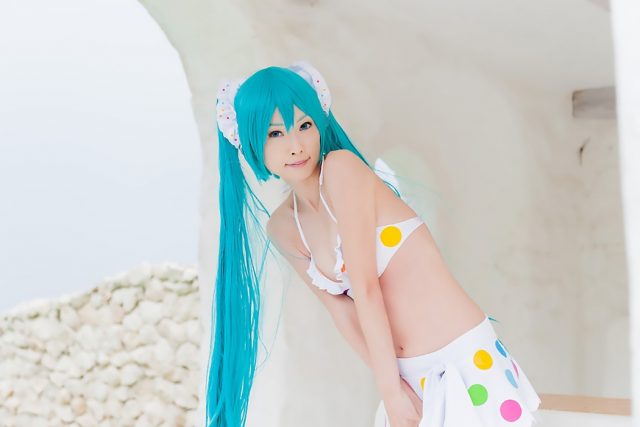 コスプレイヤー アゲハ カラフルな水玉のビキニ水着がエロい 『初音ミク』 ビキニ水着のコスプレ画像
