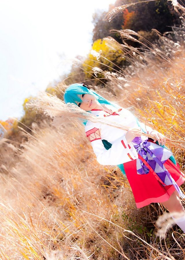 コスプレイヤー アゲハ ミニスカの巫女服にハイソックスがエロい 初音ミクの巫女コスプレ画像