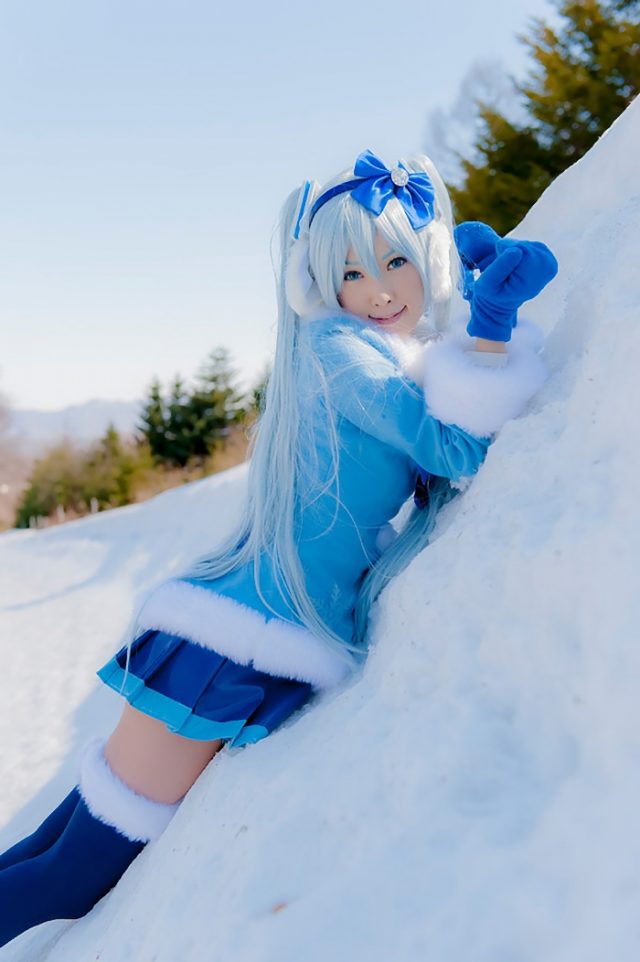 コスプレイヤー アゲハ ミニスカにニーハイ風のロングブーツがエロい 『初音ミク』 雪ミクのコスプレ画像