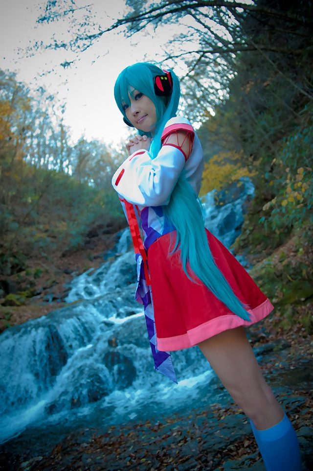 コスプレイヤー アゲハ ミニスカの巫女服にハイソックスがエロい 初音ミクの巫女コスプレ画像