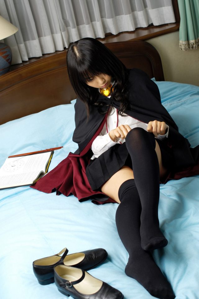 コスプレイヤー 松永亜矢香 絶対領域から見える太ももがエロい 『ゼロの使い魔』 ルイズのコスプレ画像