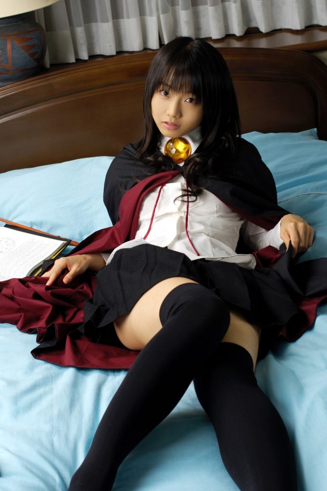 コスプレイヤー 松永亜矢香 絶対領域から見える太ももがエロい 『ゼロの使い魔』 ルイズのコスプレ画像