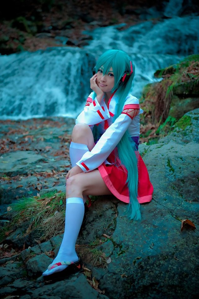 コスプレイヤー アゲハ ミニスカの巫女服にハイソックスがエロい 初音ミクの巫女コスプレ画像