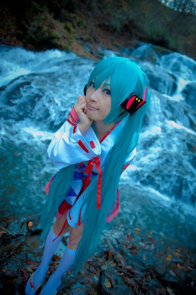 コスプレイヤー アゲハ ミニスカの巫女服にハイソックスがエロい 初音ミクの巫女コスプレ画像