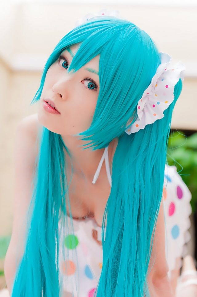 コスプレイヤー アゲハ カラフルな水玉のビキニ水着がエロい 『初音ミク』 ビキニ水着のコスプレ画像