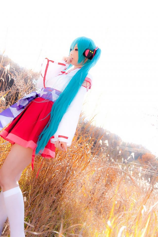 コスプレイヤー アゲハ ミニスカの巫女服にハイソックスがエロい 初音ミクの巫女コスプレ画像