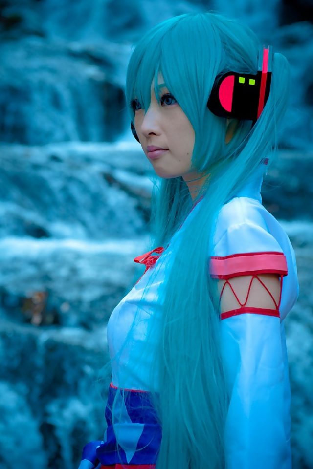 コスプレイヤー アゲハ ミニスカの巫女服にハイソックスがエロい 初音ミクの巫女コスプレ画像