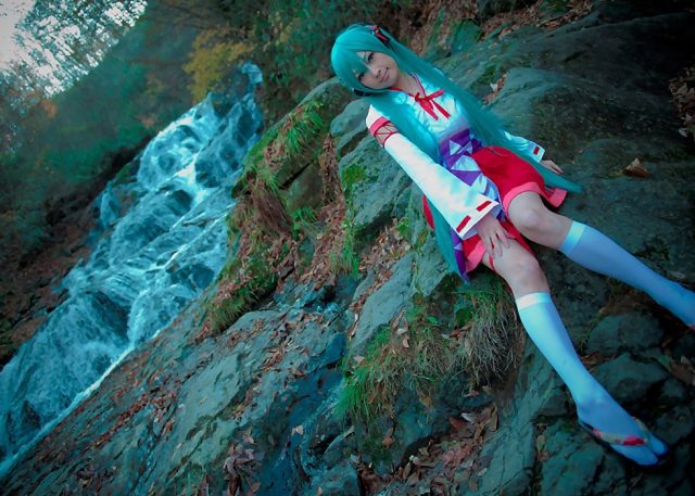 コスプレイヤー アゲハ ミニスカの巫女服にハイソックスがエロい 初音ミクの巫女コスプレ画像