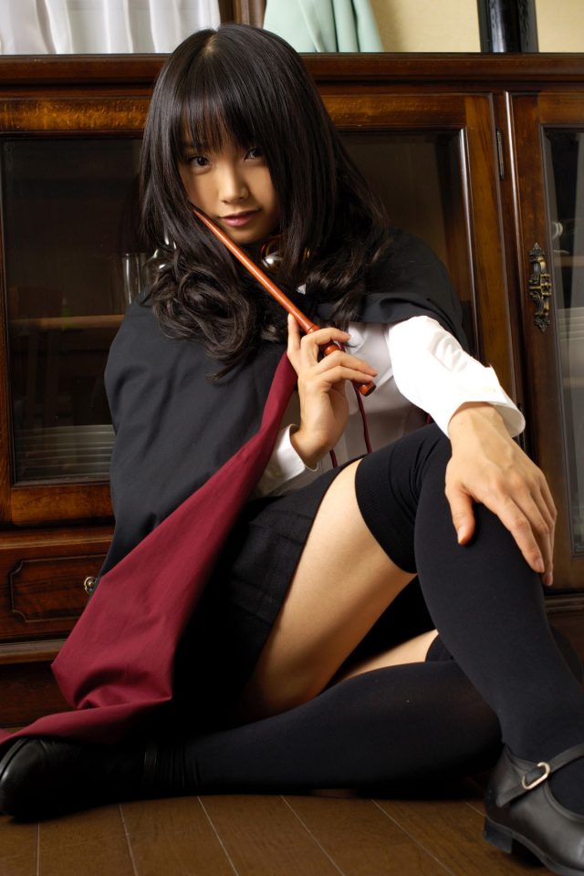 コスプレイヤー 松永亜矢香 絶対領域から見える太ももがエロい 『ゼロの使い魔』 ルイズのコスプレ画像