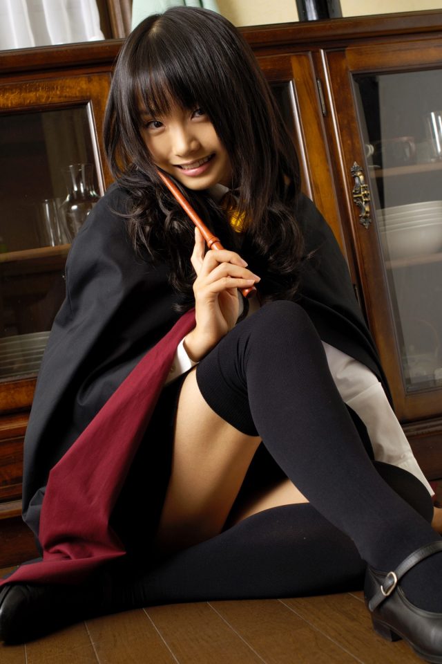 コスプレイヤー 松永亜矢香 絶対領域から見える太ももがエロい 『ゼロの使い魔』 ルイズのコスプレ画像