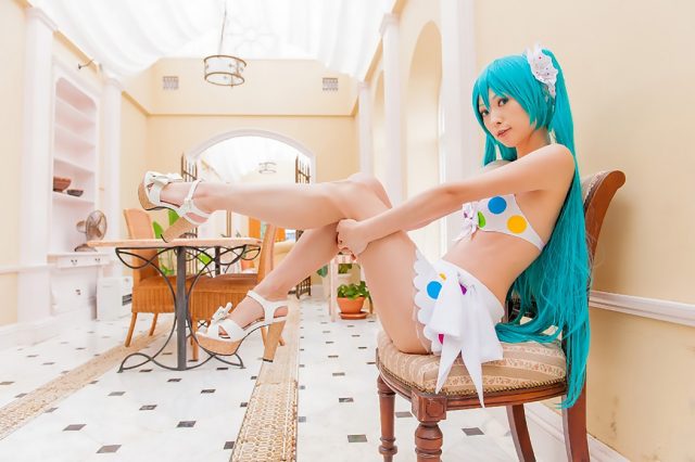 コスプレイヤー アゲハ カラフルな水玉のビキニ水着がエロい 『初音ミク』 ビキニ水着のコスプレ画像