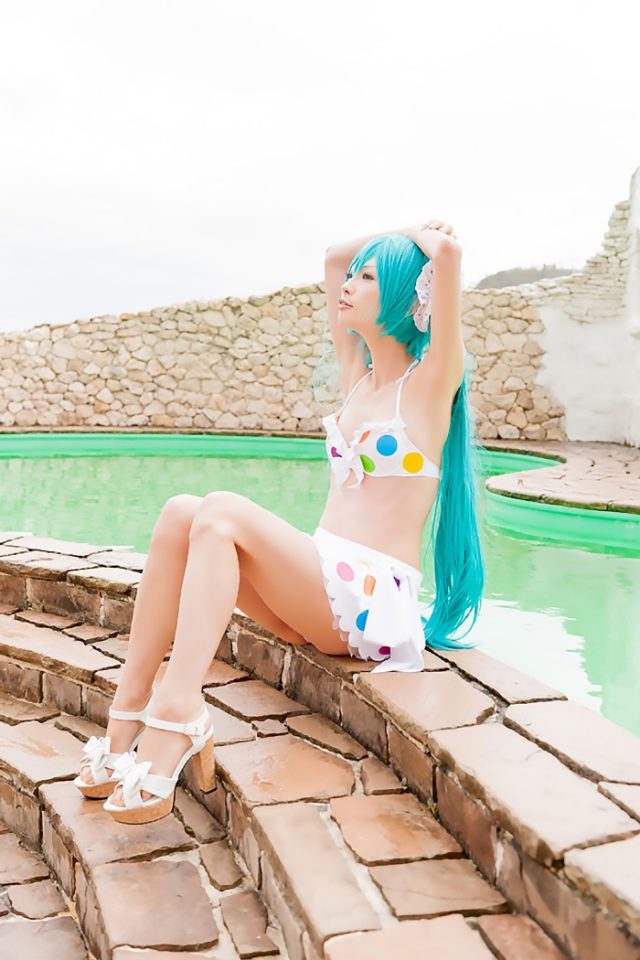 コスプレイヤー アゲハ カラフルな水玉のビキニ水着がエロい 『初音ミク』 ビキニ水着のコスプレ画像