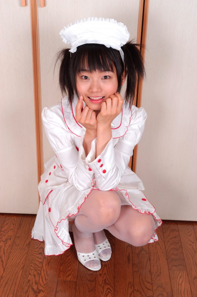 コスプレイヤー 松永亜矢香 白のパンチラに透け透けのニーハイがエロい ナースのコスプレ画像