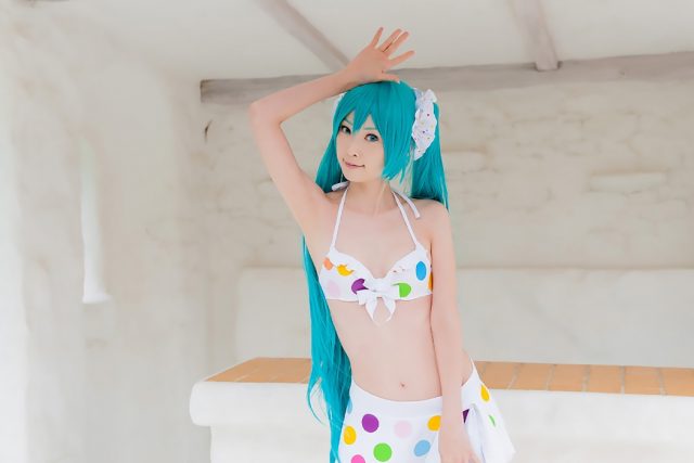 コスプレイヤー アゲハ カラフルな水玉のビキニ水着がエロい 『初音ミク』 ビキニ水着のコスプレ画像