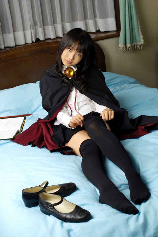 コスプレイヤー 松永亜矢香 絶対領域から見える太ももがエロい 『ゼロの使い魔』 ルイズのコスプレ画像